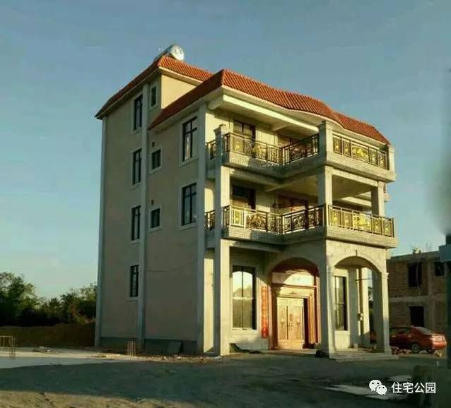 網(wǎng)友曬農(nóng)村別墅房屋建筑，3層半、30萬？