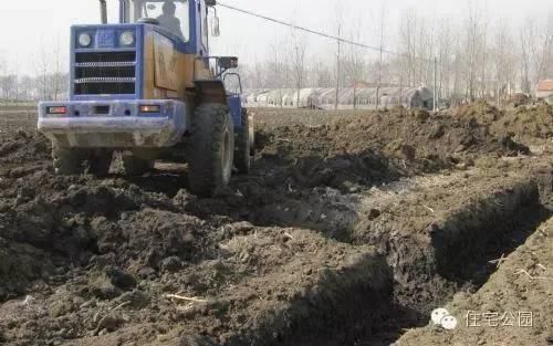 基礎(chǔ)牢，房不搖的中式別墅設(shè)計(jì)，回填土方時(shí)怎樣做才更牢固？