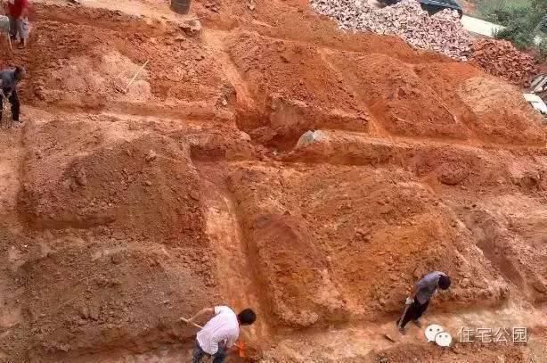 基礎(chǔ)牢，房不搖的中式別墅設(shè)計(jì)，回填土方時(shí)怎樣做才更牢固？