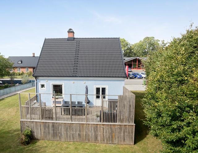 二畝院子建小房，木頭蓋房紅磚裝修，房主咋想的？