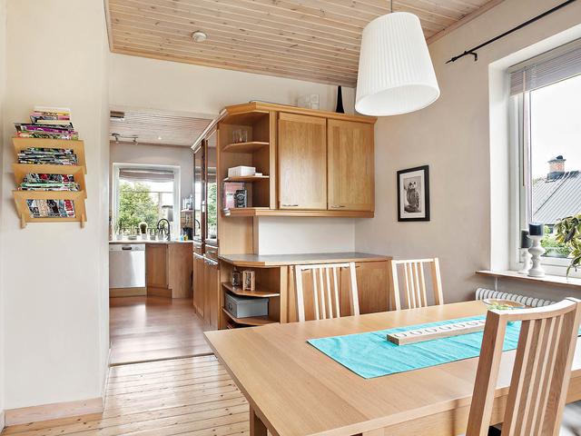 二畝院子建小房，木頭蓋房紅磚裝修，房主咋想的？