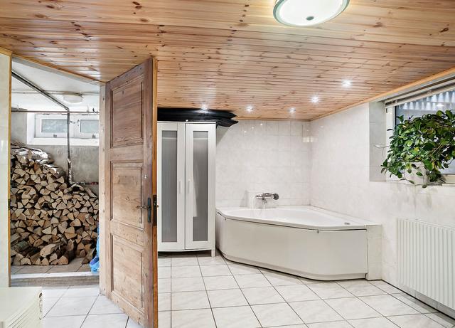 二畝院子建小房，木頭蓋房紅磚裝修，房主咋想的？