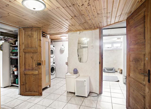 二畝院子建小房，木頭蓋房紅磚裝修，房主咋想的？