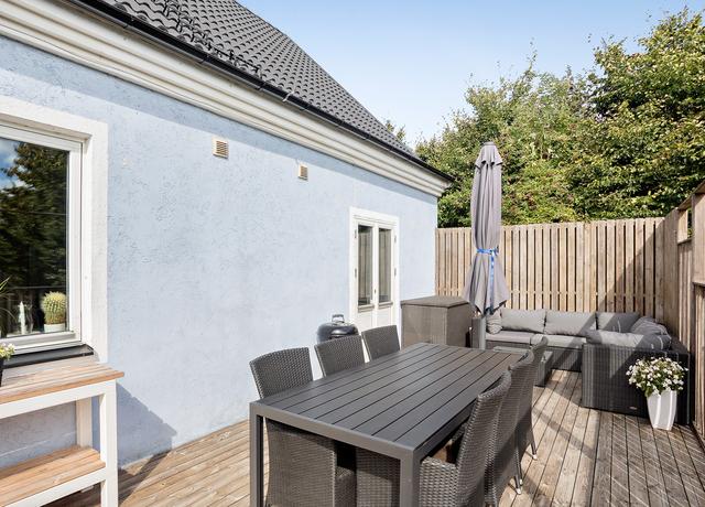 二畝院子建小房，木頭蓋房紅磚裝修，房主咋想的？