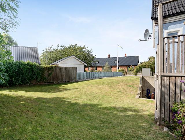 二畝院子建小房，木頭蓋房紅磚裝修，房主咋想的？