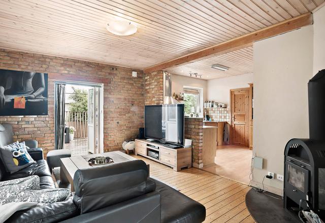 二畝院子建小房，木頭蓋房紅磚裝修，房主咋想的？