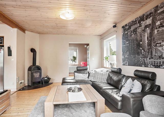 二畝院子建小房，木頭蓋房紅磚裝修，房主咋想的？