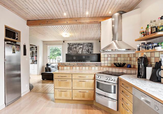 二畝院子建小房，木頭蓋房紅磚裝修，房主咋想的？