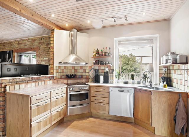 二畝院子建小房，木頭蓋房紅磚裝修，房主咋想的？