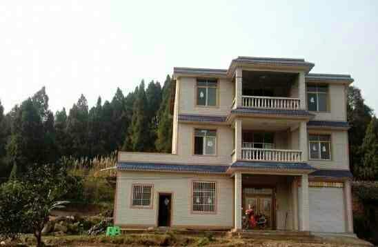 價(jià)值幾十萬的別墅就這樣空空的，你能看出背后的心酸嗎？