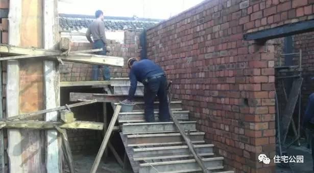 老王照著網(wǎng)上的圖紙建別墅，結(jié)果建完后比畫還好看！