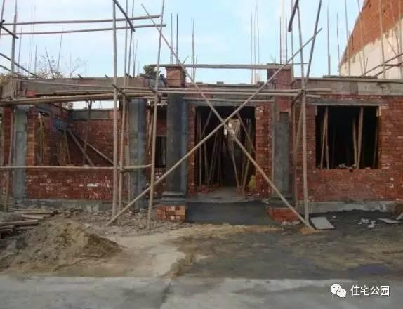 老王照著網(wǎng)上的圖紙建別墅，結(jié)果建完后比畫還好看！