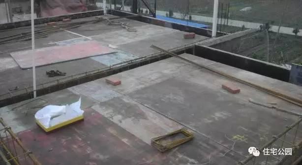 老王照著網(wǎng)上的圖紙建別墅，結(jié)果建完后比畫還好看！