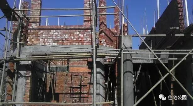 老王照著網(wǎng)上的圖紙建別墅，結(jié)果建完后比畫還好看！