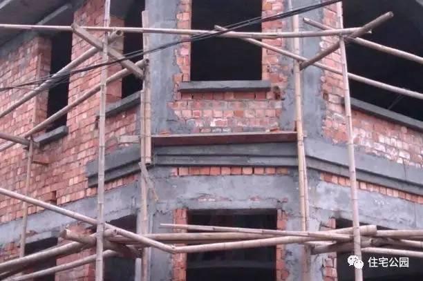 老王照著網(wǎng)上的圖紙建別墅，結(jié)果建完后比畫還好看！