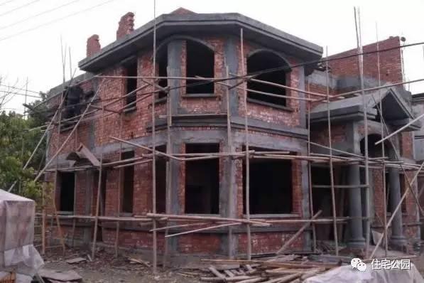 老王照著網(wǎng)上的圖紙建別墅，結(jié)果建完后比畫還好看！