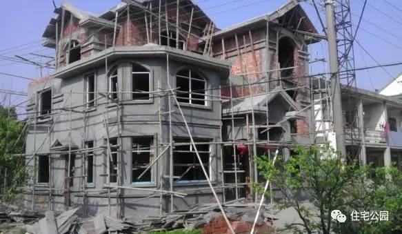 老王照著網(wǎng)上的圖紙建別墅，結(jié)果建完后比畫還好看！