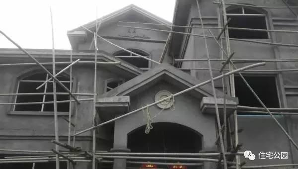 老王照著網(wǎng)上的圖紙建別墅，結(jié)果建完后比畫還好看！