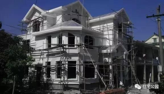 老王照著網(wǎng)上的圖紙建別墅，結(jié)果建完后比畫還好看！