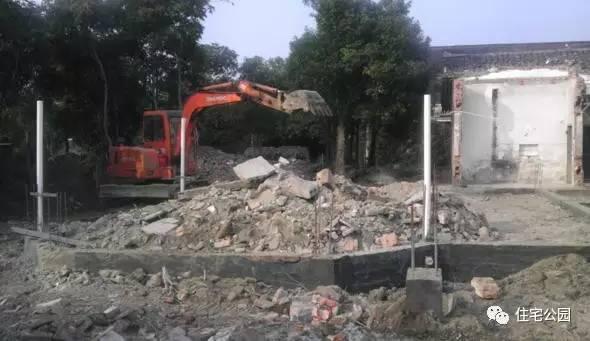 老王照著網(wǎng)上的圖紙建別墅，結(jié)果建完后比畫還好看！