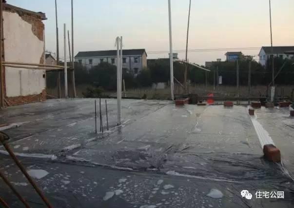 老王照著網(wǎng)上的圖紙建別墅，結(jié)果建完后比畫還好看！