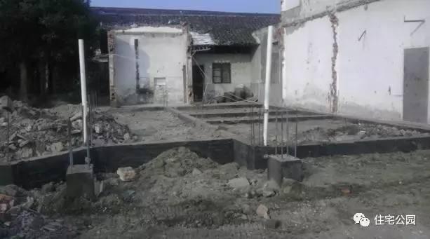 老王照著網(wǎng)上的圖紙建別墅，結(jié)果建完后比畫還好看！