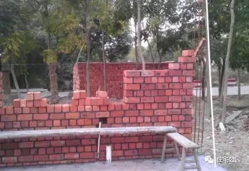 老王照著網(wǎng)上的圖紙建別墅，結(jié)果建完后比畫還好看！