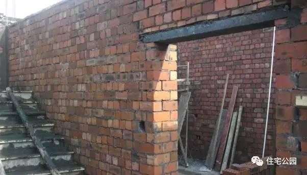 老王照著網(wǎng)上的圖紙建別墅，結(jié)果建完后比畫還好看！