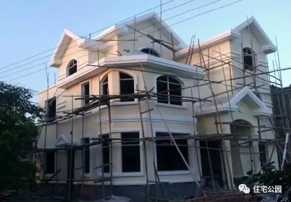 老王照著網(wǎng)上的圖紙建別墅，結(jié)果建完后比畫還好看！