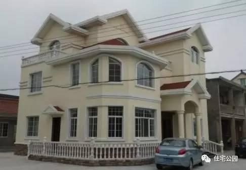 老王照著網(wǎng)上的圖紙建別墅，結(jié)果建完后比畫還好看！