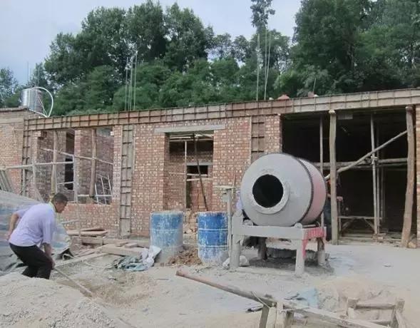 城市房?jī)r(jià)太貴，農(nóng)村小伙子把錢(qián)拿回鄉(xiāng)下蓋了一棟別墅！