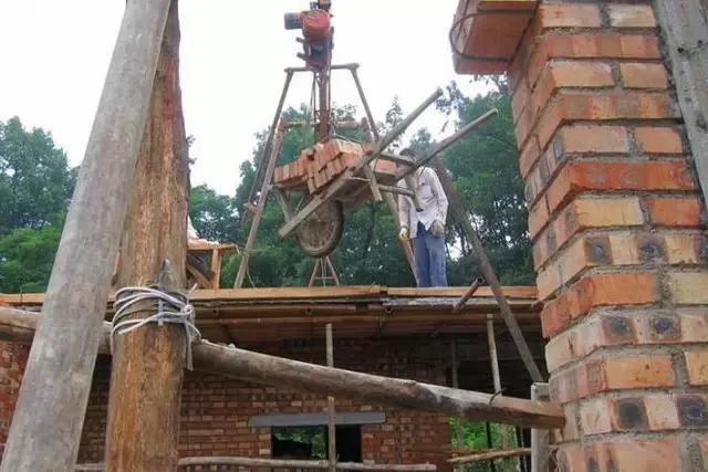 城市房?jī)r(jià)太貴，農(nóng)村小伙子把錢(qián)拿回鄉(xiāng)下蓋了一棟別墅！