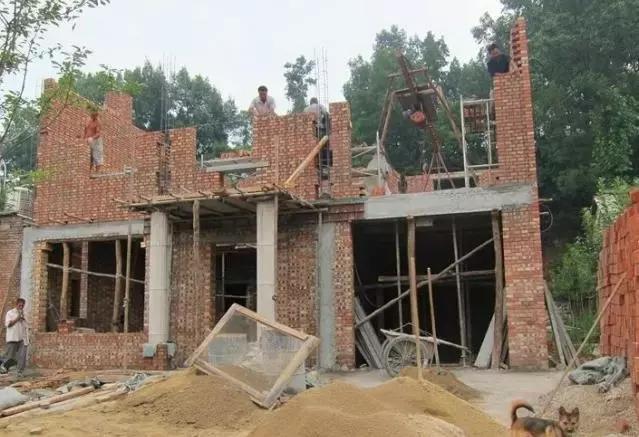 城市房?jī)r(jià)太貴，農(nóng)村小伙子把錢(qián)拿回鄉(xiāng)下蓋了一棟別墅！