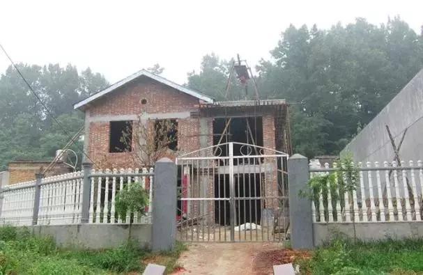 城市房?jī)r(jià)太貴，農(nóng)村小伙子把錢(qián)拿回鄉(xiāng)下蓋了一棟別墅！