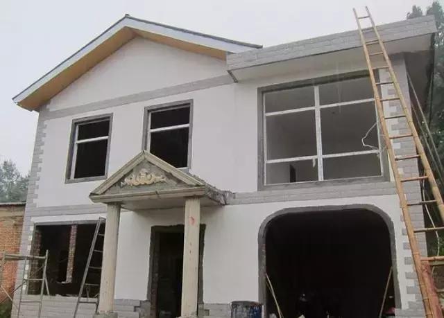 城市房?jī)r(jià)太貴，農(nóng)村小伙子把錢(qián)拿回鄉(xiāng)下蓋了一棟別墅！