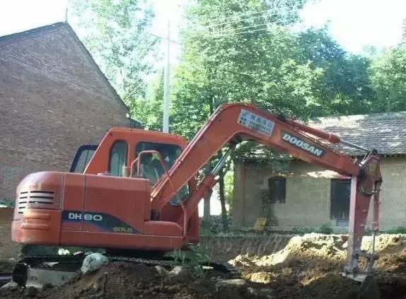 城市房?jī)r(jià)太貴，農(nóng)村小伙子把錢(qián)拿回鄉(xiāng)下蓋了一棟別墅！