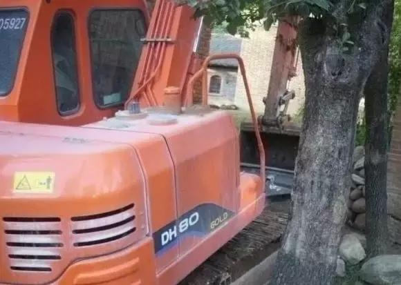 城市房?jī)r(jià)太貴，農(nóng)村小伙子把錢(qián)拿回鄉(xiāng)下蓋了一棟別墅！