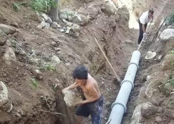 城市房?jī)r(jià)太貴，農(nóng)村小伙子把錢(qián)拿回鄉(xiāng)下蓋了一棟別墅！