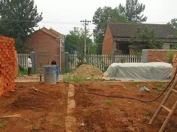 城市房?jī)r(jià)太貴，農(nóng)村小伙子把錢(qián)拿回鄉(xiāng)下蓋了一棟別墅！