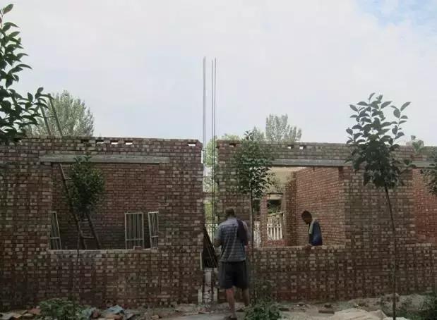 城市房?jī)r(jià)太貴，農(nóng)村小伙子把錢(qián)拿回鄉(xiāng)下蓋了一棟別墅！