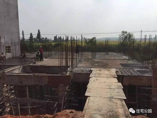 房子80萬，基礎(chǔ)15萬，跨渠建別墅就是這么任性！