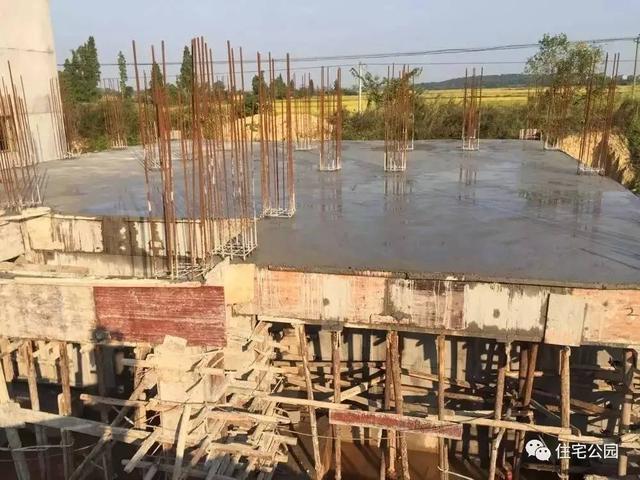 房子80萬，基礎(chǔ)15萬，跨渠建別墅就是這么任性！