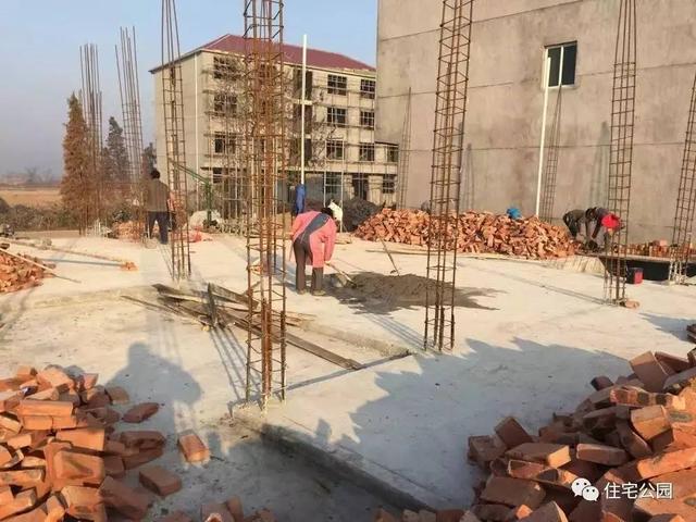 房子80萬，基礎(chǔ)15萬，跨渠建別墅就是這么任性！