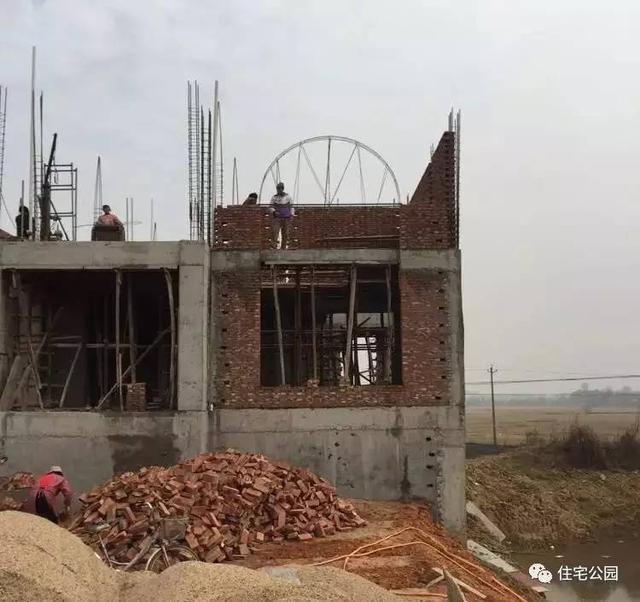 房子80萬，基礎(chǔ)15萬，跨渠建別墅就是這么任性！