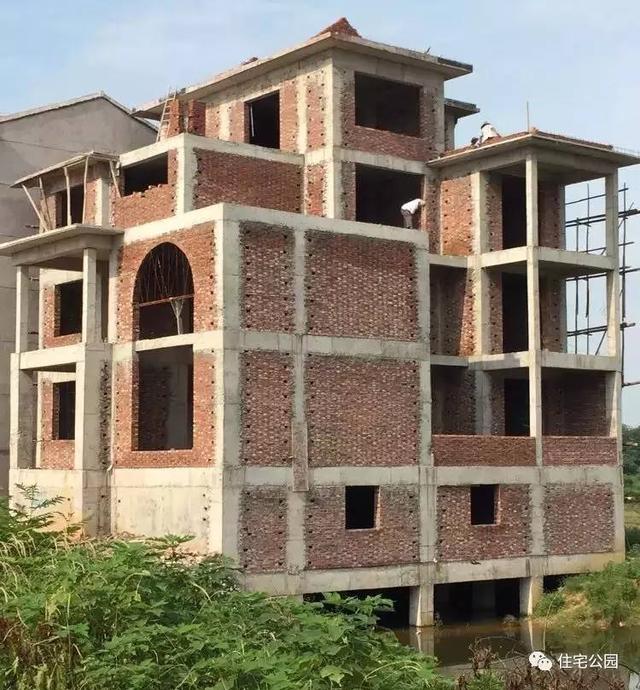 房子80萬，基礎(chǔ)15萬，跨渠建別墅就是這么任性！