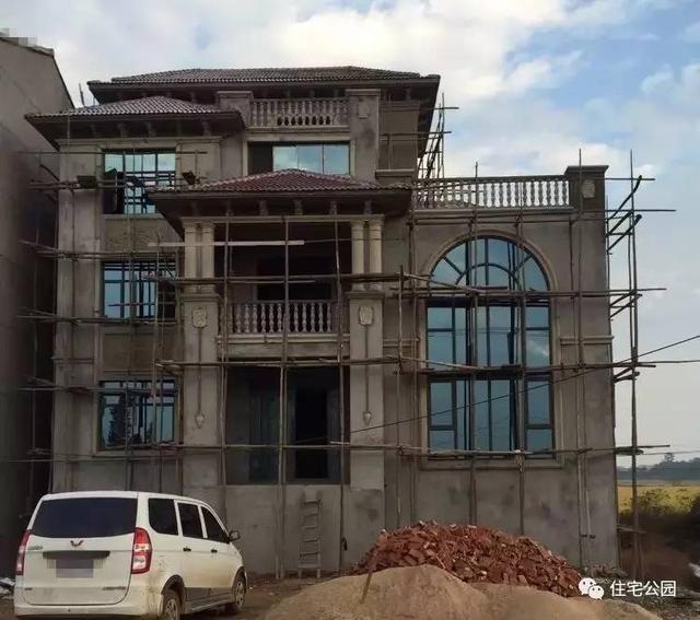 房子80萬，基礎(chǔ)15萬，跨渠建別墅就是這么任性！