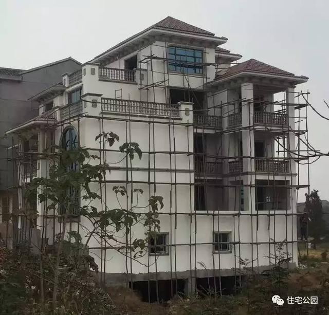 房子80萬，基礎(chǔ)15萬，跨渠建別墅就是這么任性！