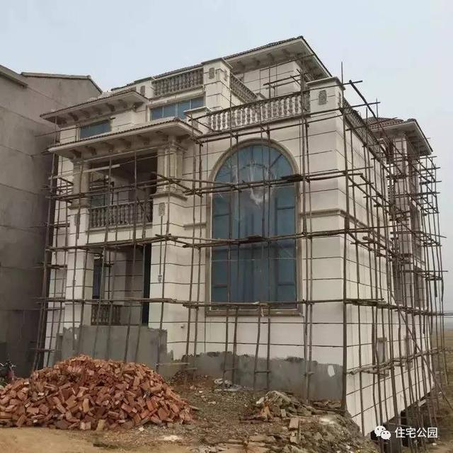 房子80萬，基礎(chǔ)15萬，跨渠建別墅就是這么任性！