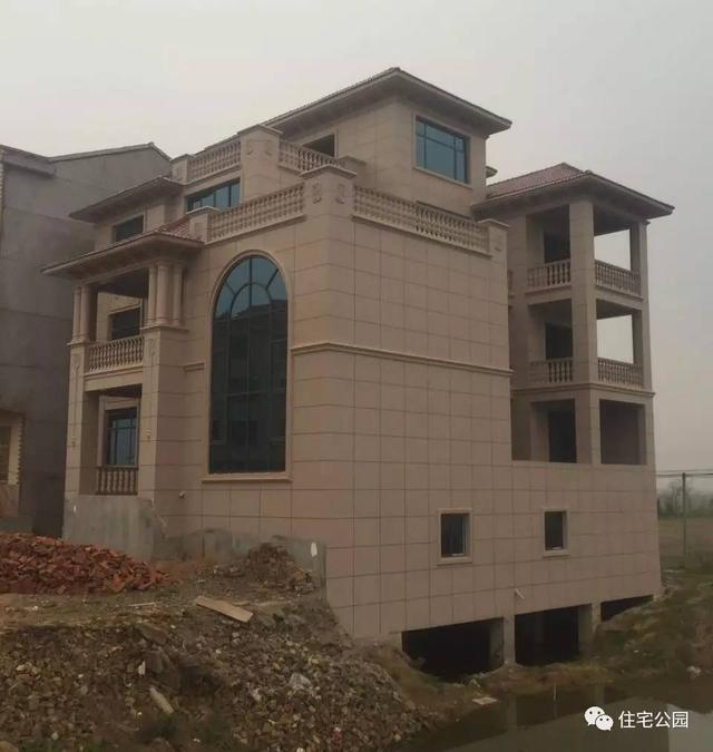 房子80萬，基礎(chǔ)15萬，跨渠建別墅就是這么任性！