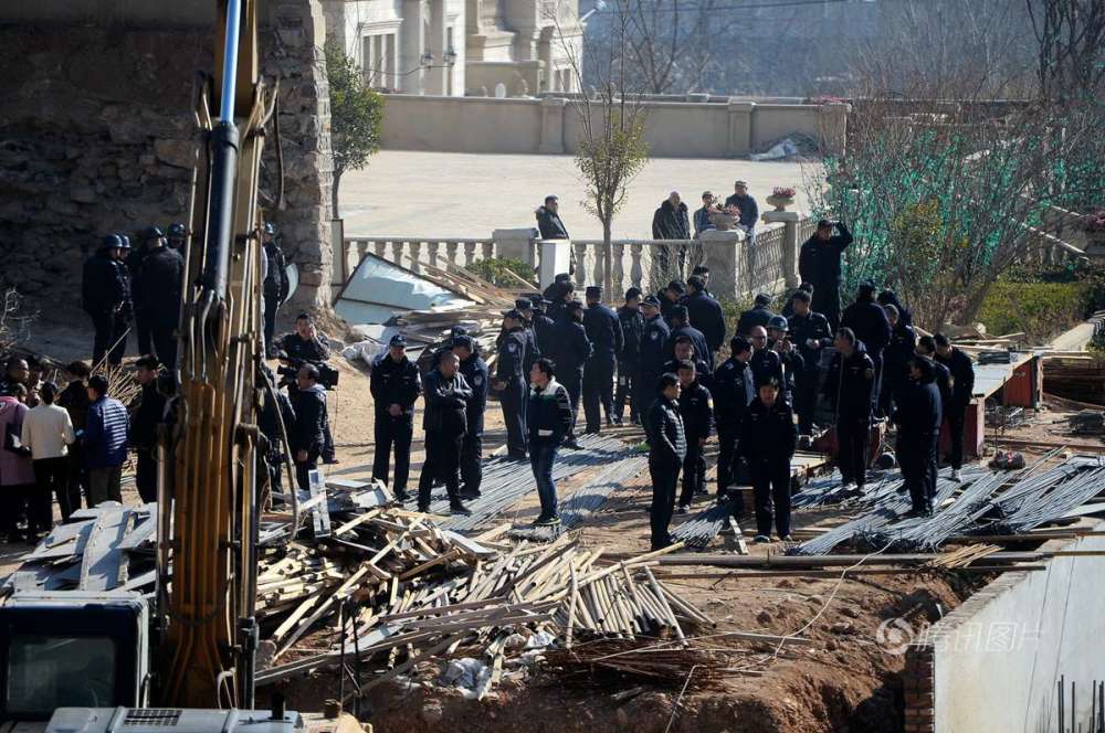 濟(jì)南私建別墅四千平方米“地宮”城管聯(lián)合巡警直接拆除